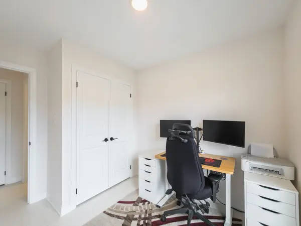 15 Ambereen PL, Clarington, ON L1C 5P2