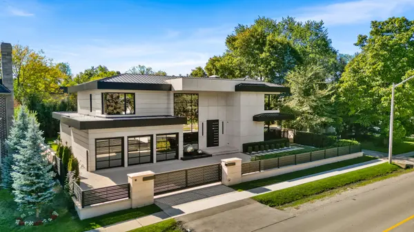 32 Laureleaf RD, Markham, ON L3T 2X5