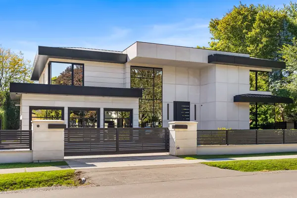 32 Laureleaf RD, Markham, ON L3T 2X5