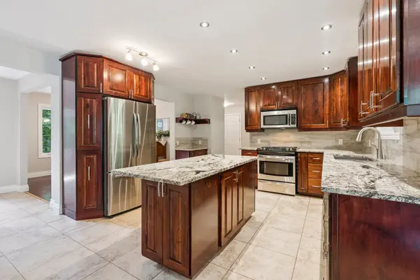 19 Gillespie TRL S, Essa, ON L3W 0V1