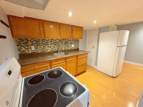 91 Ridgeway CT #Lower, Vaughan, ON L6A 2R5