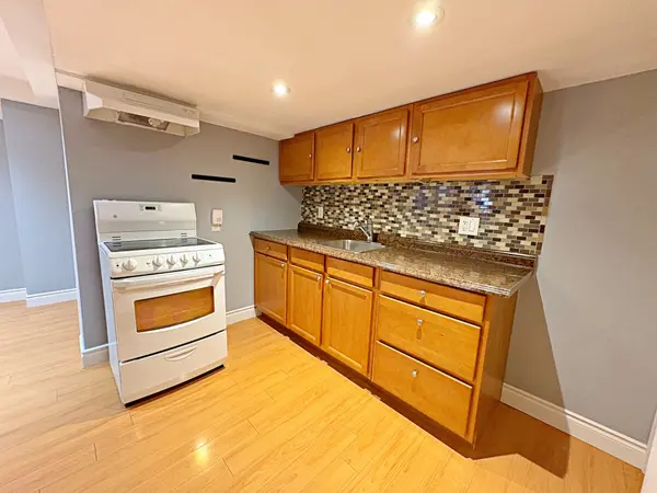 91 Ridgeway CT #Lower, Vaughan, ON L6A 2R5