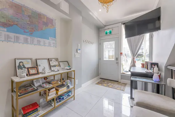 2544 Eglinton AVE W, Toronto W04, ON M6M 1T1