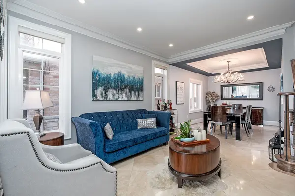 5447 Freshwater DR, Mississauga, ON L5M 0J8