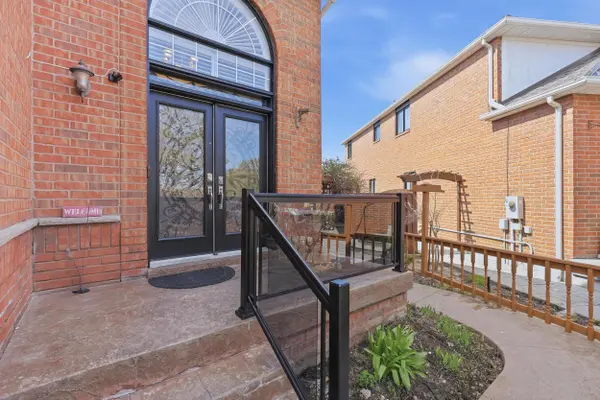 784 Avonshire CT, Mississauga, ON L5V 2P2