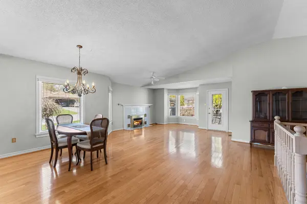 2 Hillview DR, Kawartha Lakes, ON K0M 1A0