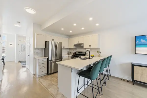 92 Benziger LN, Hamilton, ON L8E 6G5