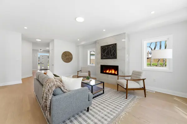 23 Woodvalley CT, Hamilton, ON L9B 2S7