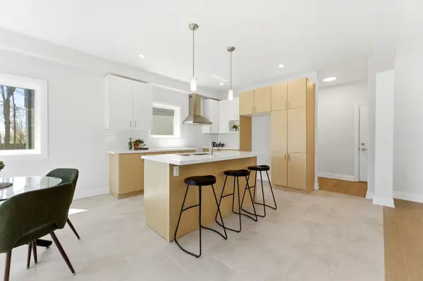 23 Woodvalley CT, Hamilton, ON L9B 2S7