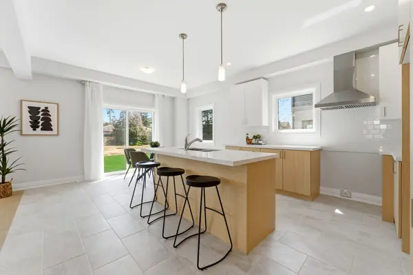 23 Woodvalley CT, Hamilton, ON L9B 2S7