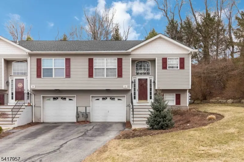 32 Oak Point Dr, Hamburg Boro, NJ 07419