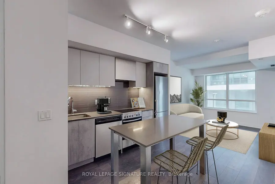 26 Gibbs RD #211, Toronto W08, ON M9B 0E3