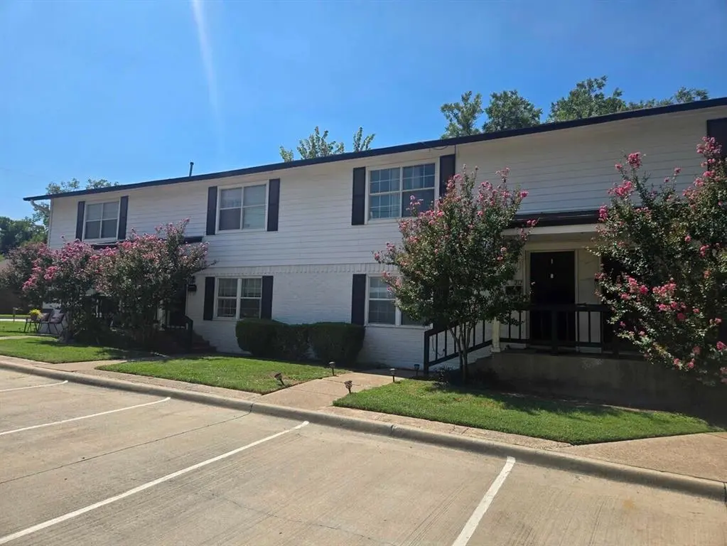 210 Austin Street, Grapevine, TX 76051