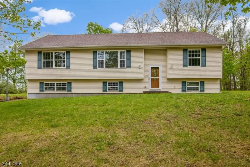 2 Oak St, Newton Town, NJ 07860