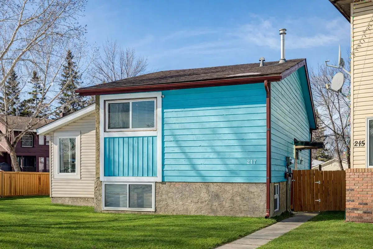 217 Aboyne PL NE, Calgary, AB T2A 5Z2