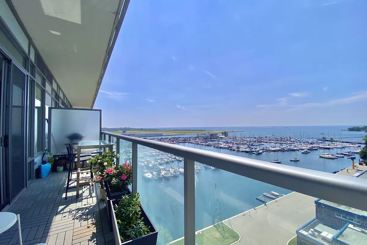 90 Stadium RD #825, Toronto C01, ON M5V 3W5