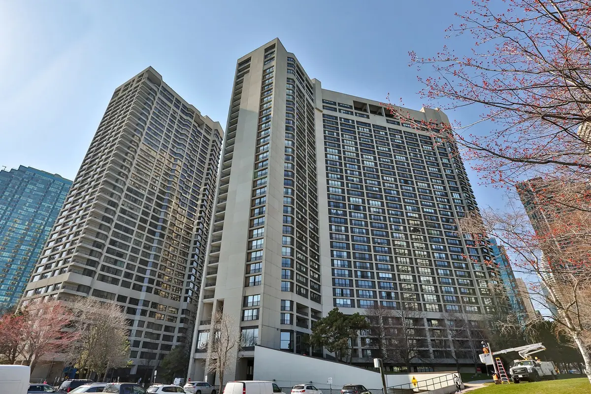 33 Harbour SQ #2815, Toronto C01, ON M5J 2G2