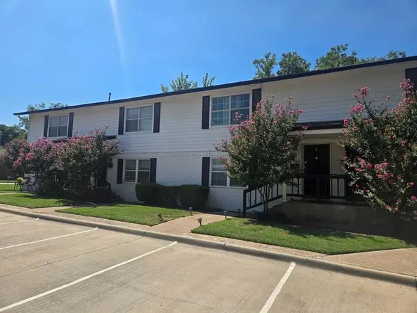 210 Austin Street, Grapevine, TX 76051