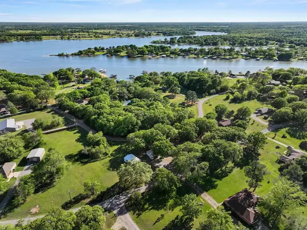 2415 N Shore Drive, Bonham, TX 75418