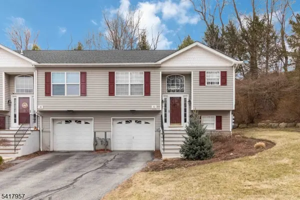 32 Oak Point Dr, Hamburg Boro, NJ 07419