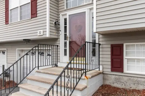 32 Oak Point Dr, Hamburg Boro, NJ 07419