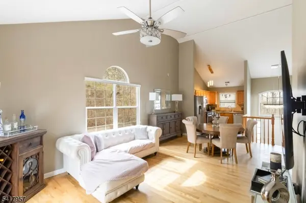 32 Oak Point Dr, Hamburg Boro, NJ 07419