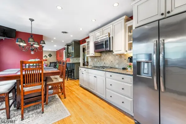 6 Beechnut Dr, Washington Twp., NJ 07853