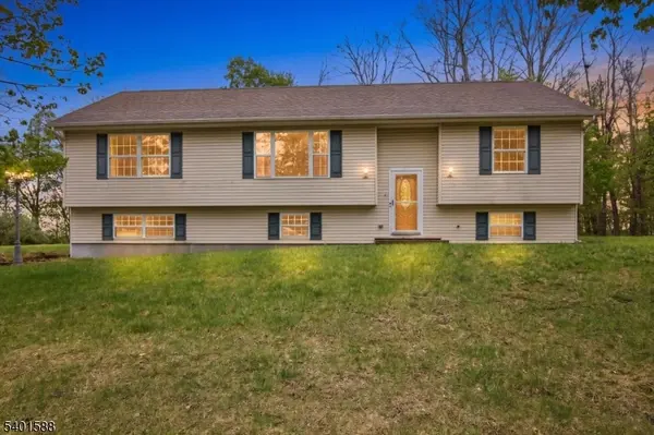 2 Oak St, Newton Town, NJ 07860