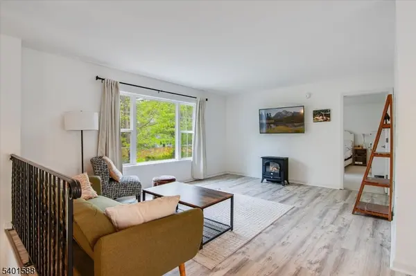 2 Oak St, Newton Town, NJ 07860