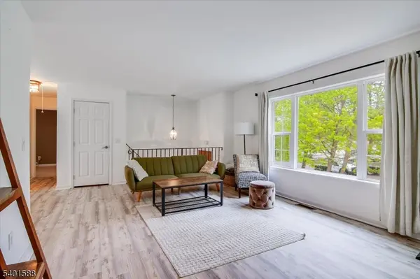 2 Oak St, Newton Town, NJ 07860