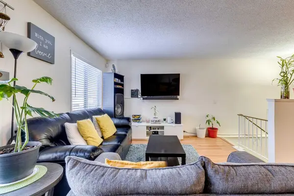 217 Aboyne PL NE, Calgary, AB T2A 5Z2