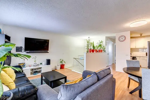 217 Aboyne PL NE, Calgary, AB T2A 5Z2