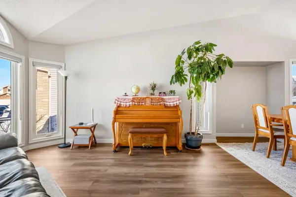 412 Hawkland PL NW, Calgary, AB T3G 3R6