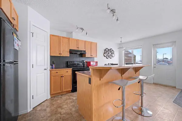 800 Yankee Valley BLVD SE #102, Airdrie, AB T4A 2L1