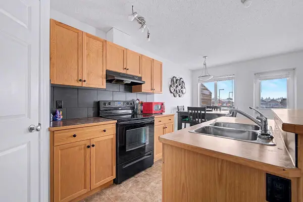 800 Yankee Valley BLVD SE #102, Airdrie, AB T4A 2L1