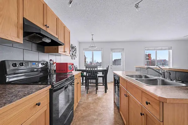 800 Yankee Valley BLVD SE #102, Airdrie, AB T4A 2L1