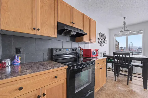 800 Yankee Valley BLVD SE #102, Airdrie, AB T4A 2L1