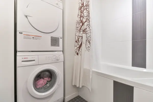 33 Harbour SQ #2815, Toronto C01, ON M5J 2G2