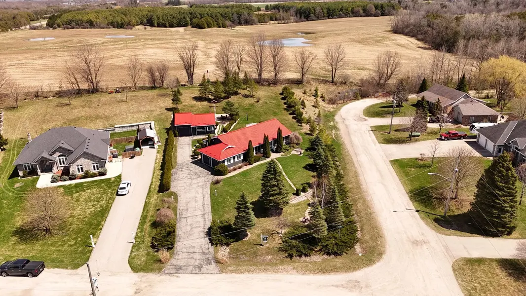 2 Joanne CRES, Minto, ON N0G 2L0