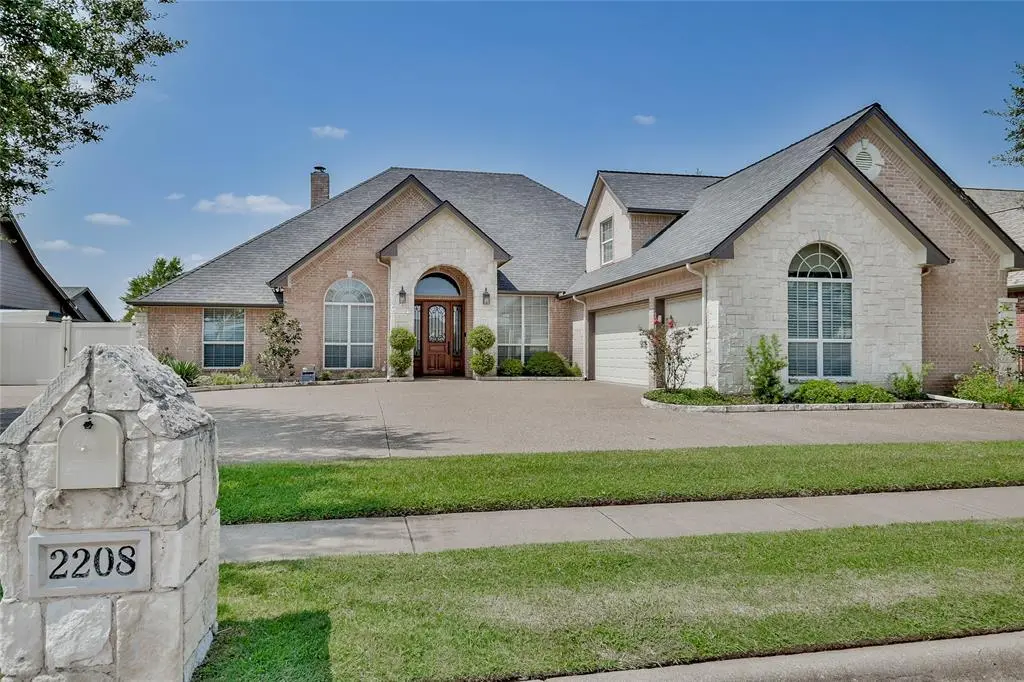 2208 Waters Edge Drive, Granbury, TX 76048