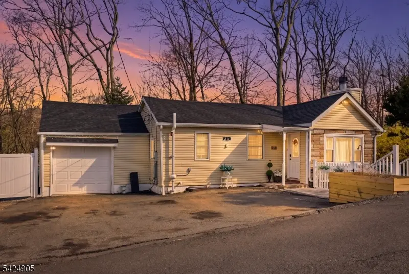 23 Roosevelt Trl, Hopatcong Boro, NJ 07843