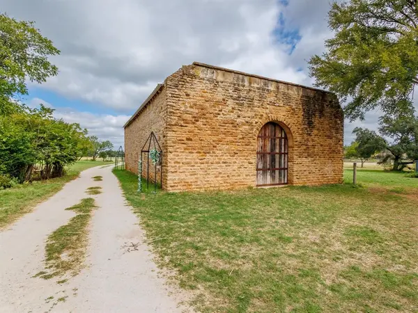 400 Old Comanche, Early, TX 76802
