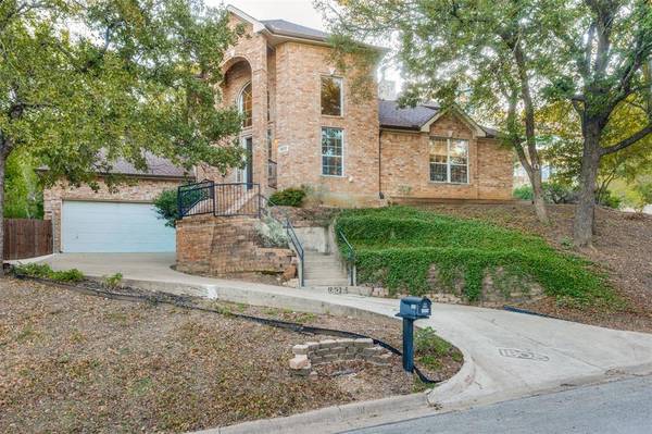 1805 Old Oak Drive, Arlington, TX 76012