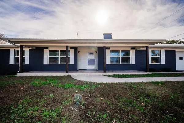 1911 College Street, Gainesville, TX 76240