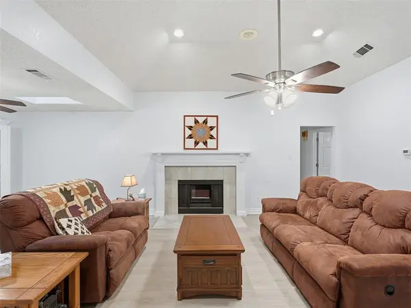 6065 Autumn Hills Drive, Fort Worth, TX 76140