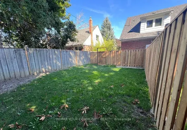 16 Robertsfield CRES, Toronto E04, ON M1R 2X2