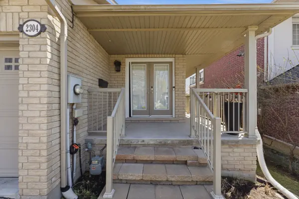 2304 Sovereign ST, Oakville, ON L6L 1L6