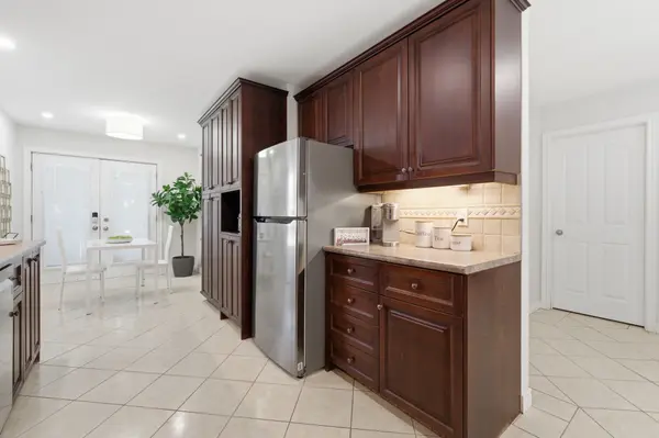 2304 Sovereign ST, Oakville, ON L6L 1L6