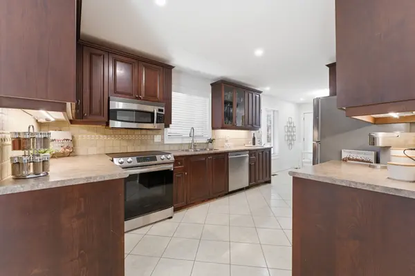 2304 Sovereign ST, Oakville, ON L6L 1L6