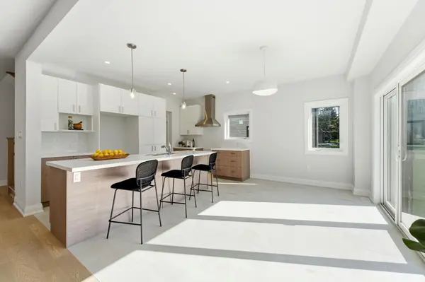 19 Woodvalley CT, Hamilton, ON L9B 2S7